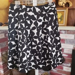 INC BLACK AND WHITE JEWEL FLOWER PRINT SKIRT 10